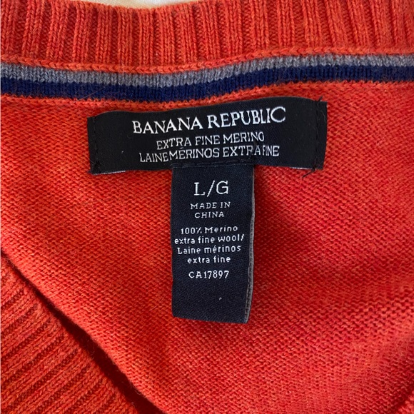 Mens Banana Republic v neck sweater. - Picture 6 of 6